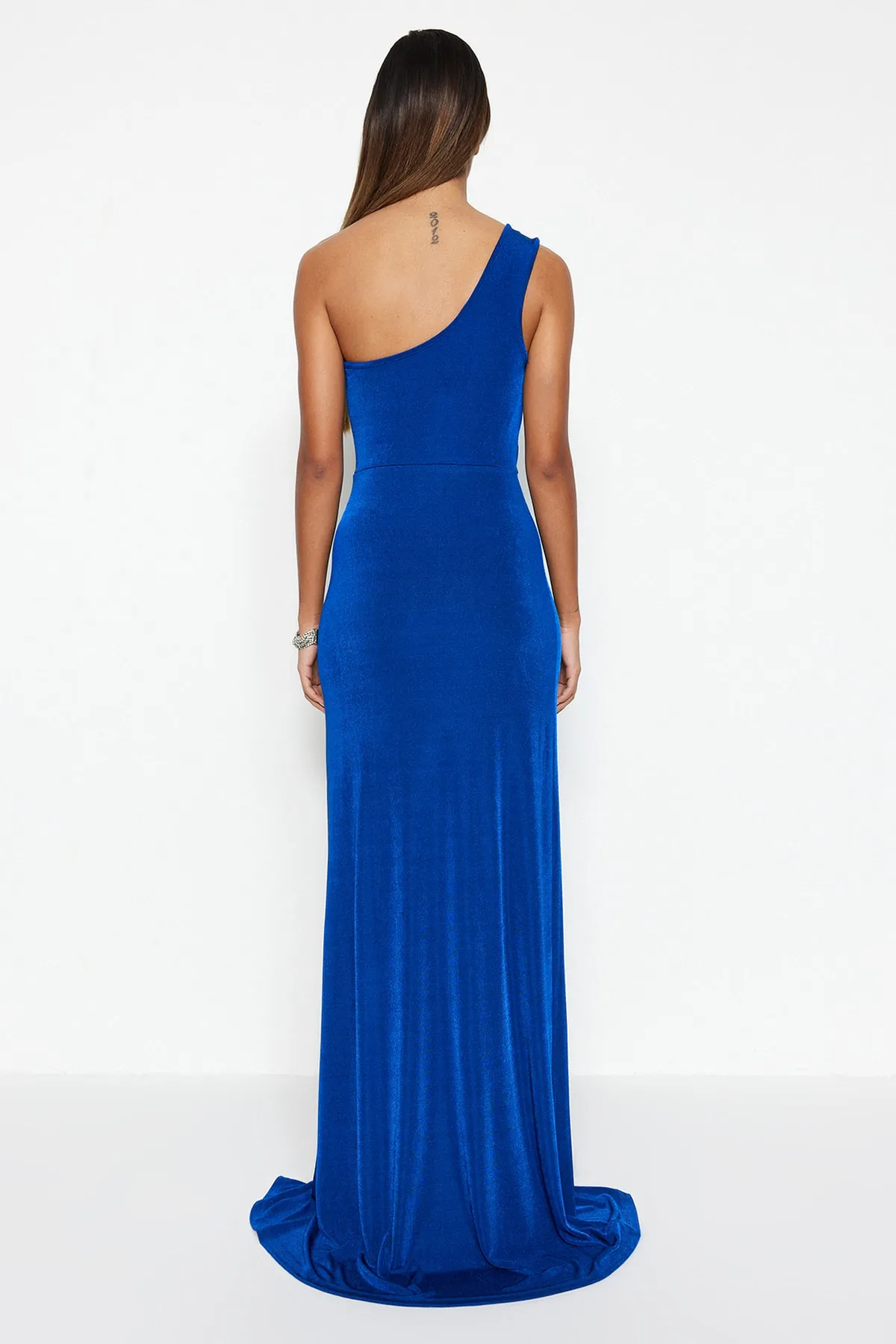 Trendyol Collection  Saks – Langes Abendkleid mit Glitzer-Strick und Accessoires TPRSS23AE00014