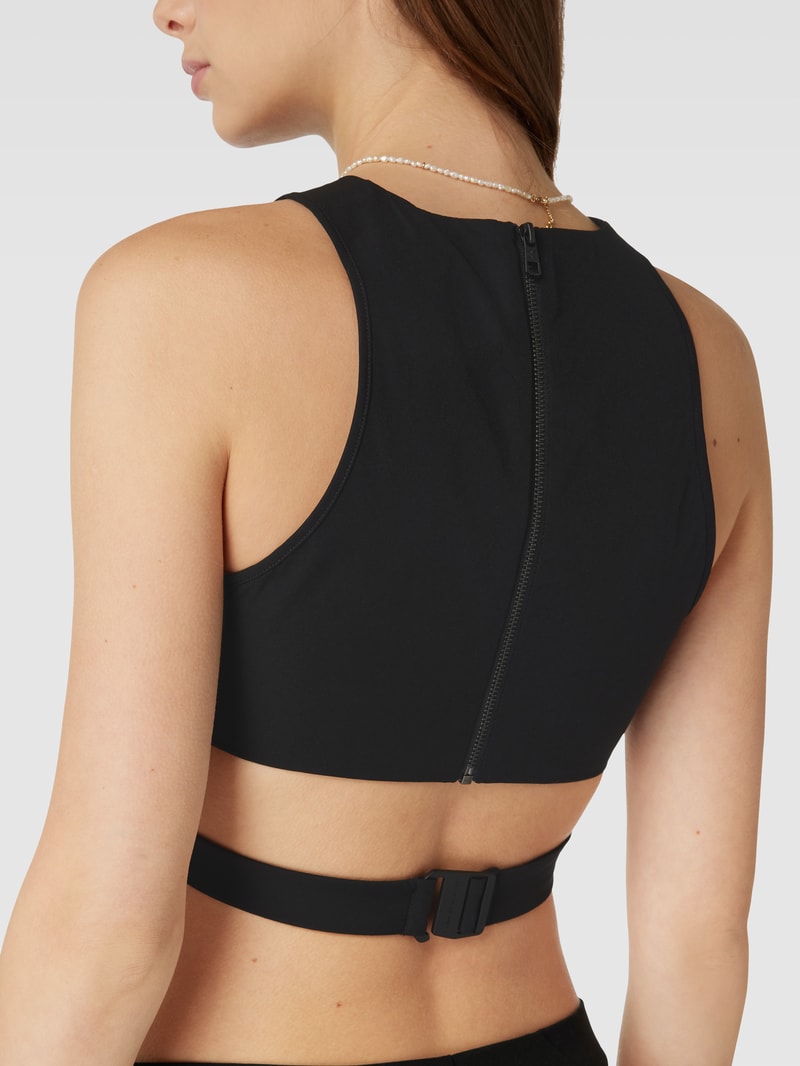 Crop Top mit Cut Out in schwarz