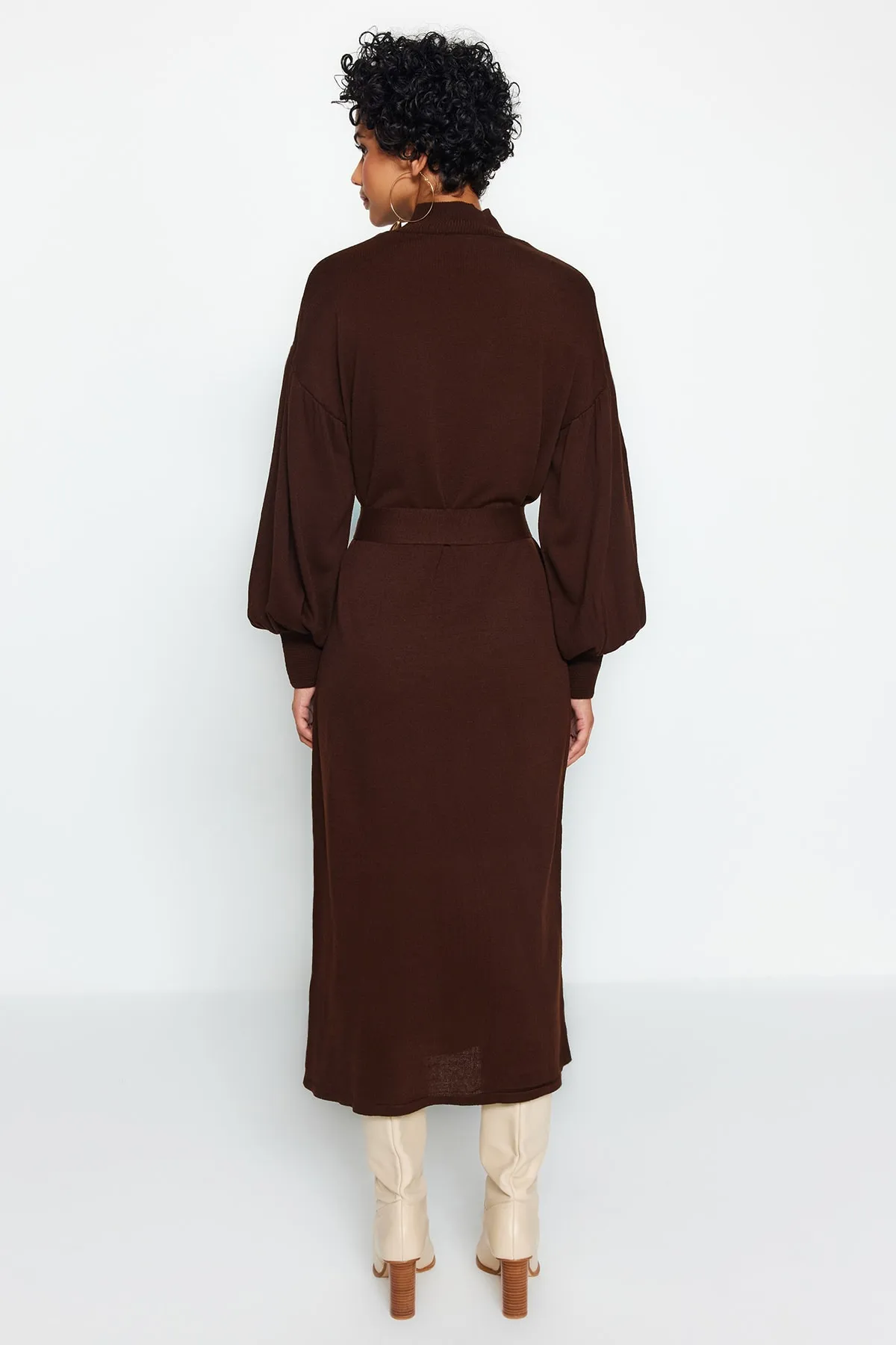 Trendyol Modest  Braunes Strickkleid mit Rollkragen und Ballonärmeln und Gürtel TCTAW24EB00023