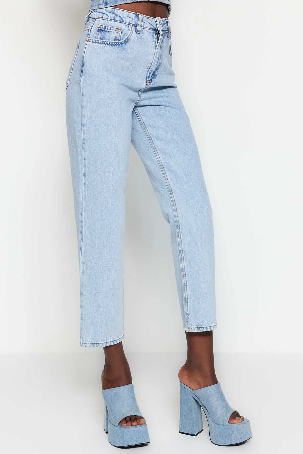 Trendyol Collection  Hellblaue gerade Jeans mit hoher Taille TWOSS23JE00089