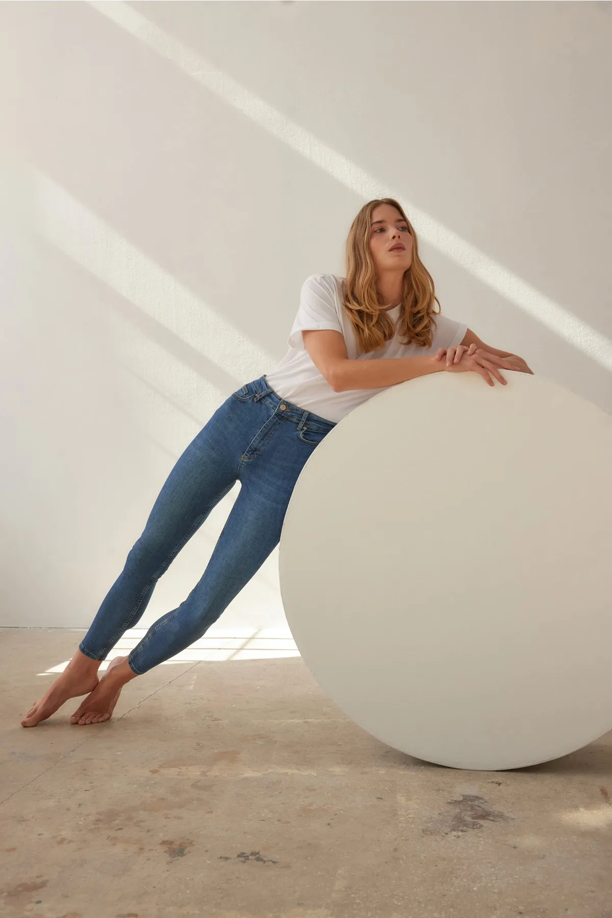 Trendyol Collection  Dunkelblaue Röhrenjeans mit hoher Taille TWOAW23JE00509