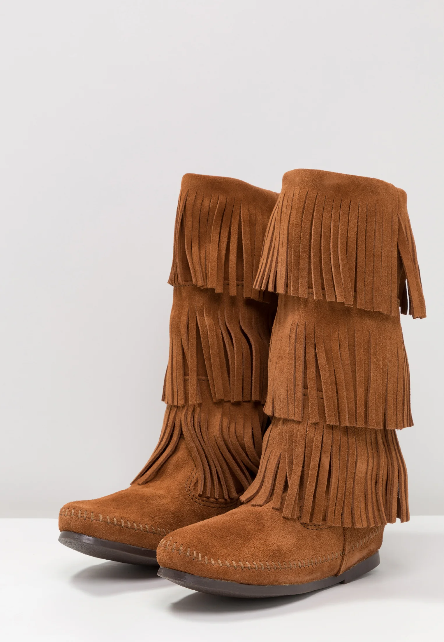 Botas altas Minnetonka de 3 capas con flecos