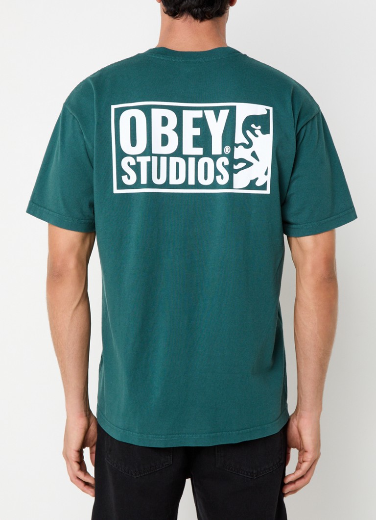 Tričko Obey Studios Icon s logem a potiskem na zádech