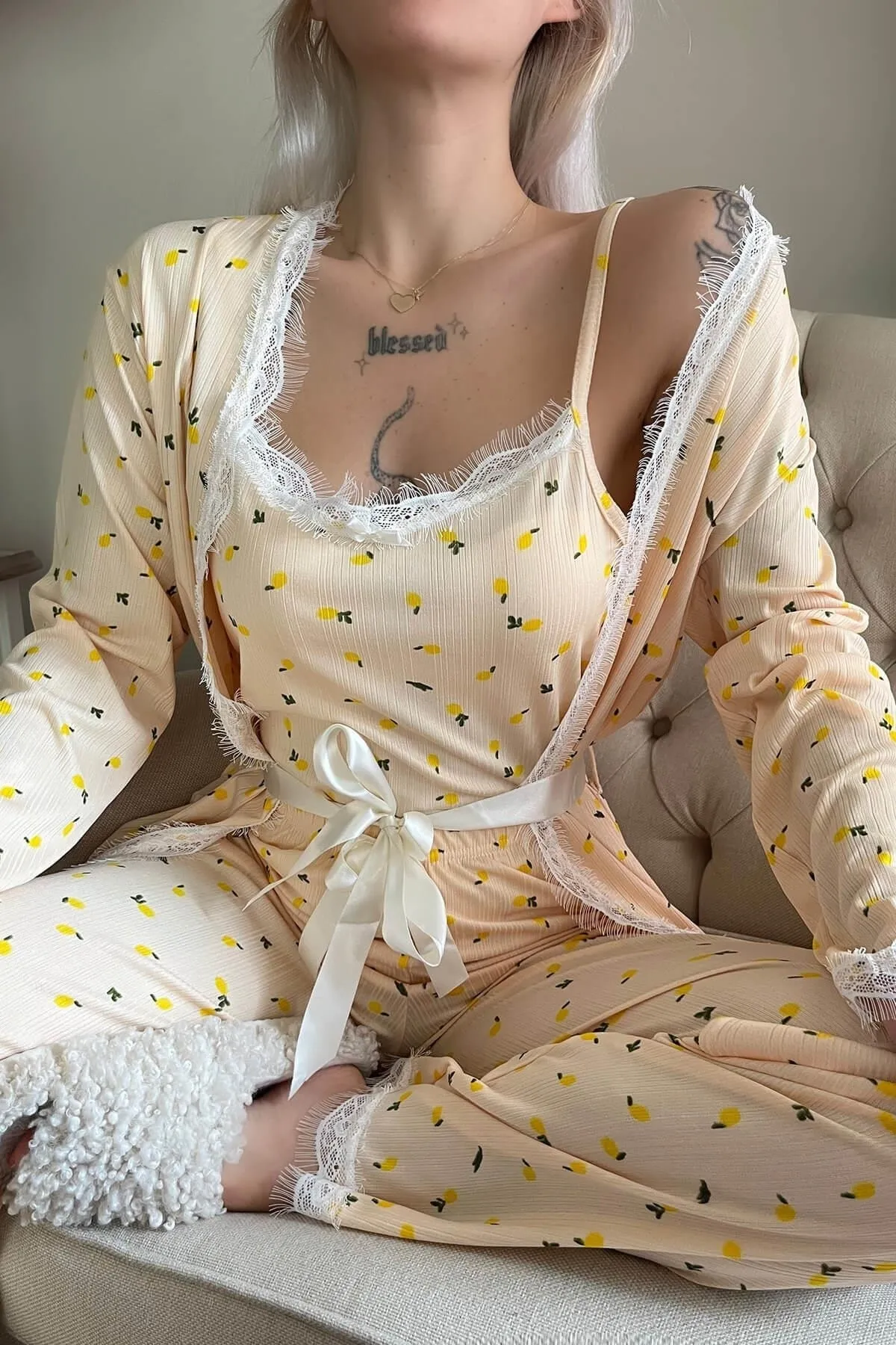Pijamaevi  Pegasus-Pyjama-Set mit gelbem, zitronengemustertem Morgenmantel
