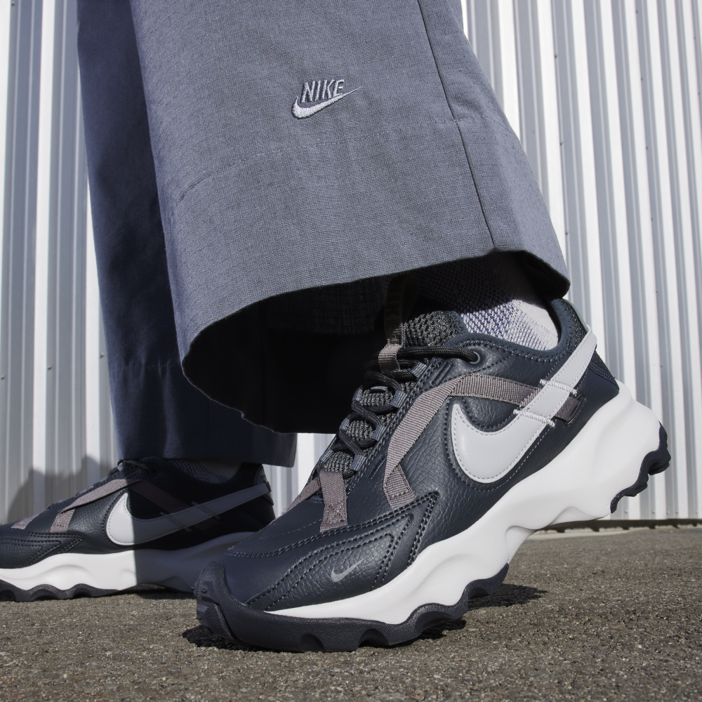 Nike TC 7900 DD9682-001 / grau