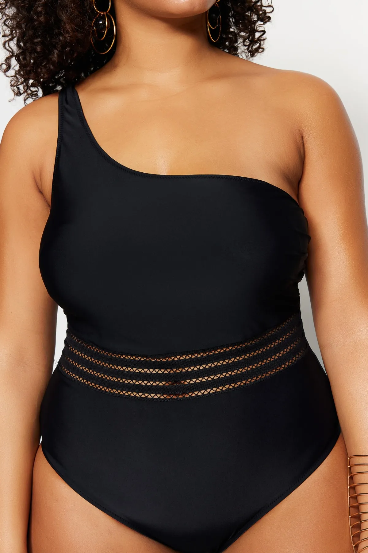 Trendyol Curve  Schwarzer Badeanzug mit One-Shoulder-Streifen und detailliertem Schlankheitseffekt TBSSS23AM00001