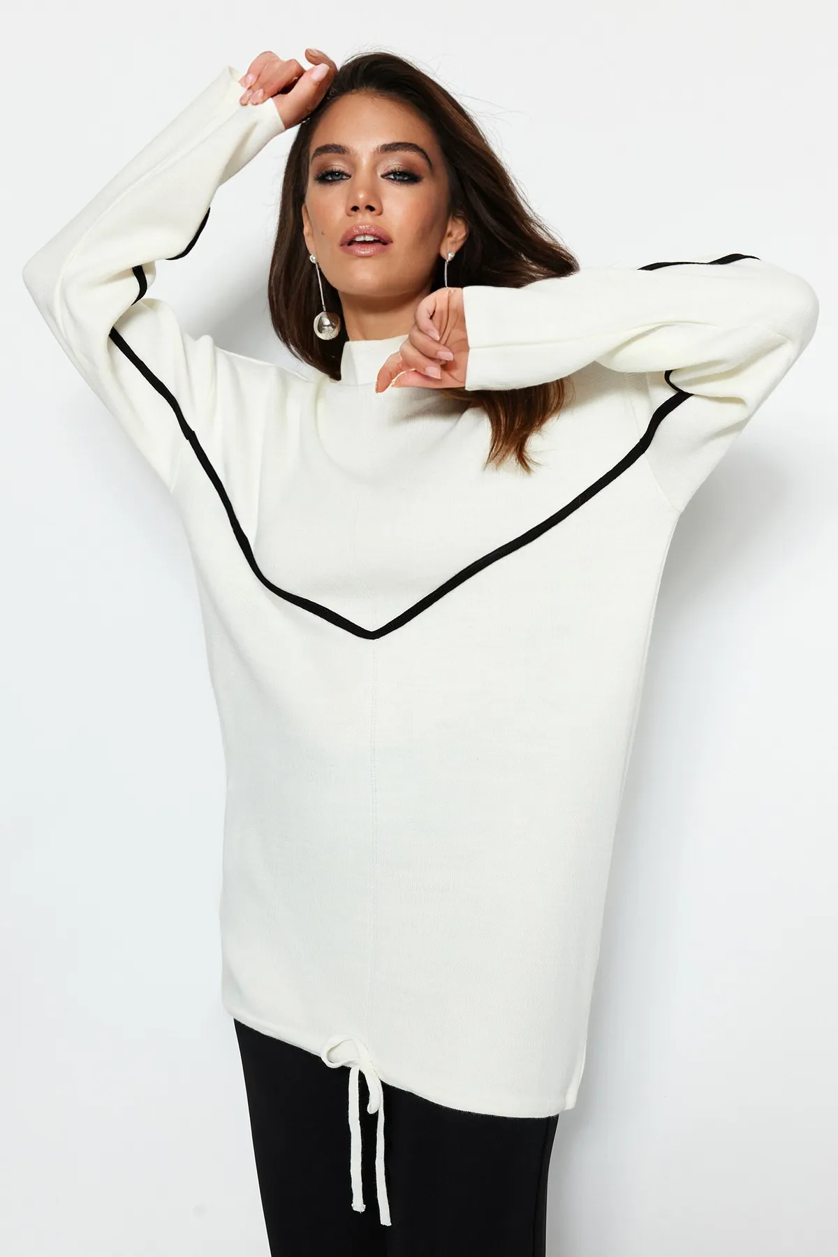 Trendyol Modest  Ecrufarbener Strickpullover mit Streifenpaspelierung und detailliertem Muster TCTAW22AK0002