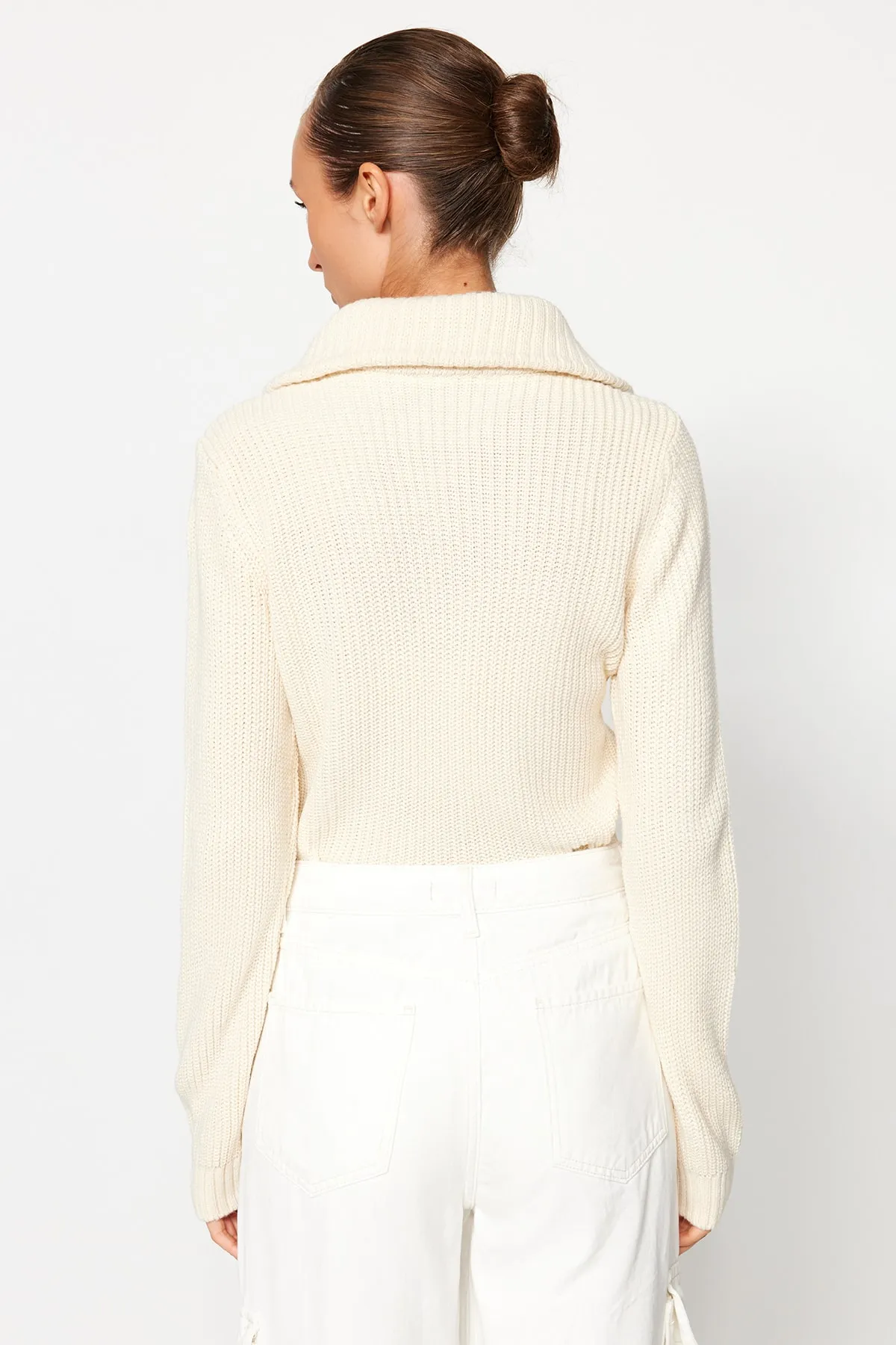 Trendyol Collection  Steinfarbener Strickbody mit Reißverschluss und Druckknöpfen TWOAW24BD00025