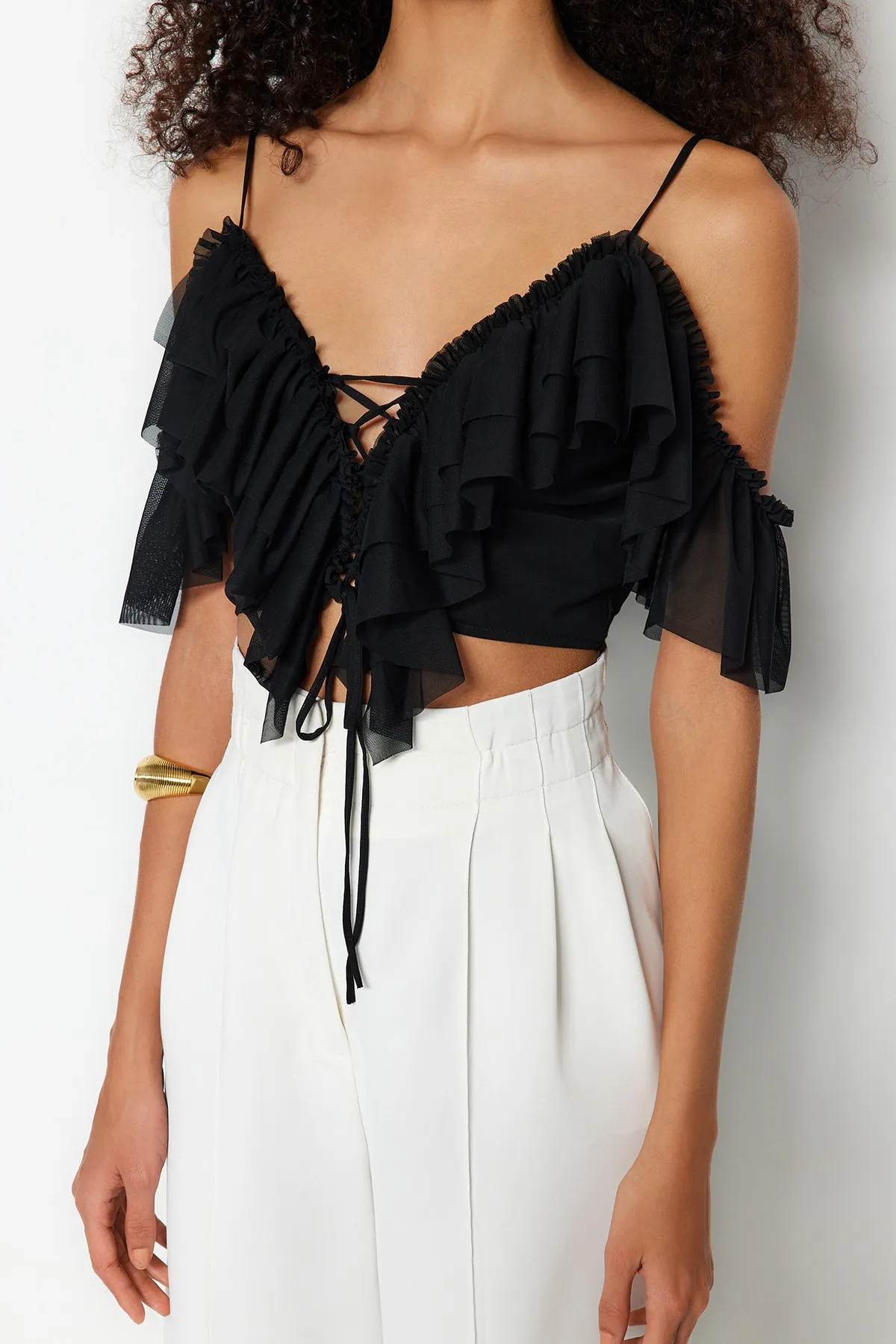 Trendyol Collection  Schwarze Crop-Strick-Rüschenbluse TPRSS23BZ00072
