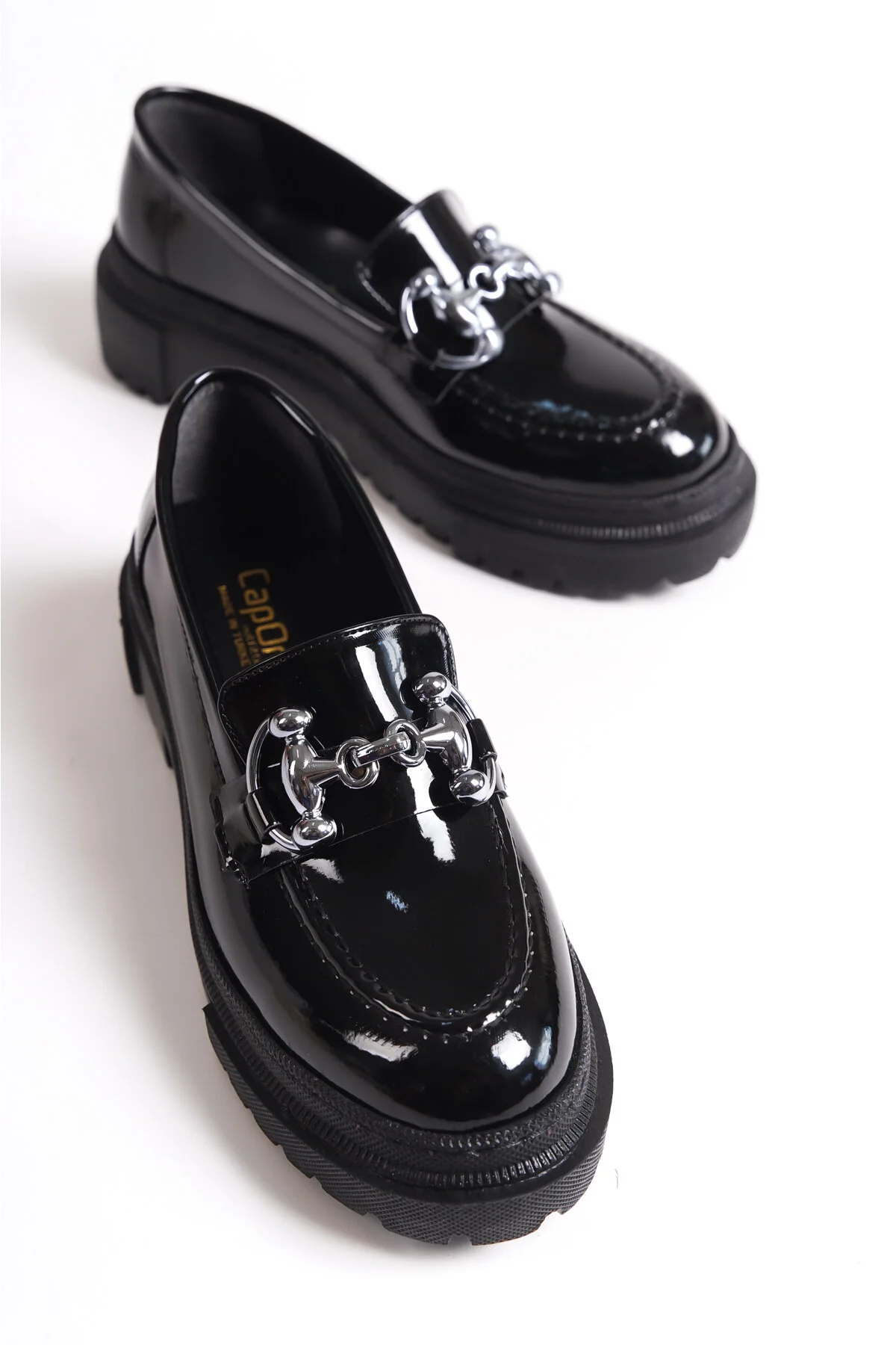 Capone Outfitters  Damen-Loafer mit ovaler Zehenpartie und Metallschnalle mit Trak-Sohle