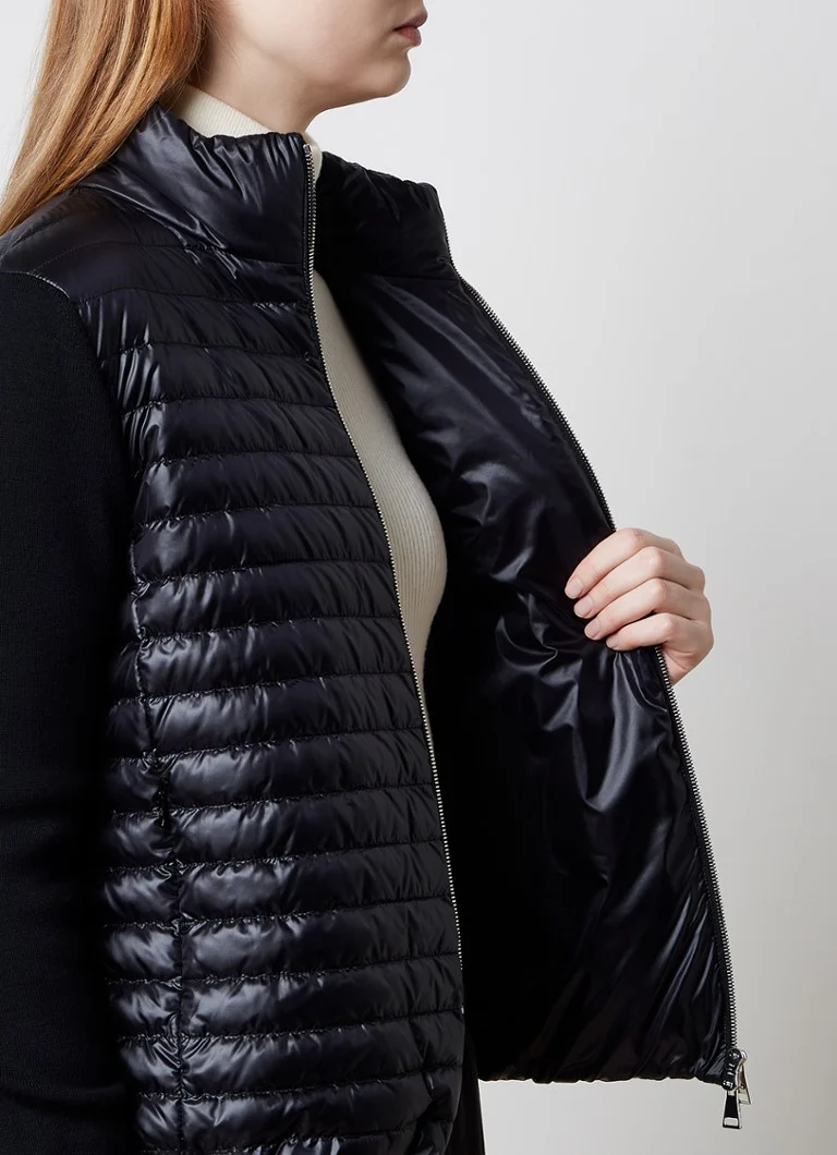 Vestă Moncler confecționată din lână virgină fină cu căptușeală în față și spate.