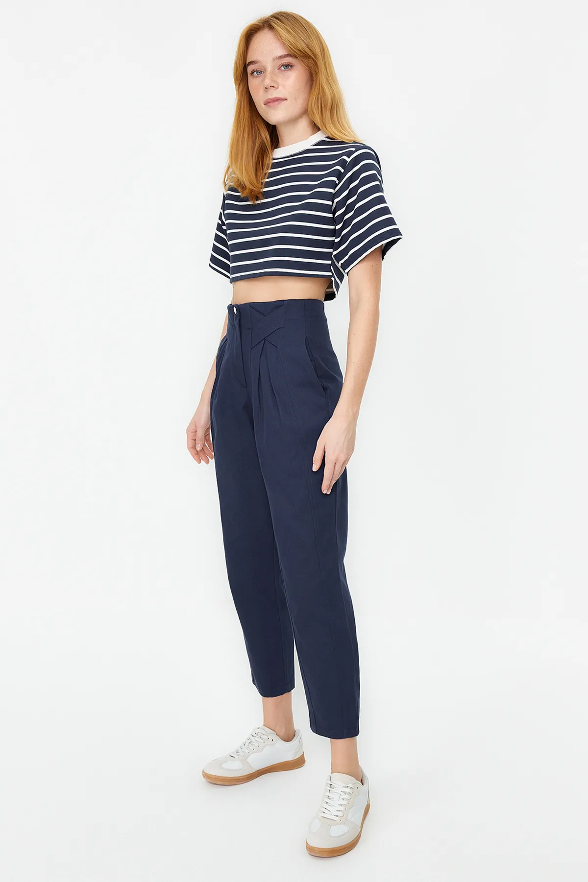 Trendyol Collection  Marineblaue, gewebte Hose aus Baumwolle mit Karottenmuster und detaillierten Streifen TWOAW22PL0342