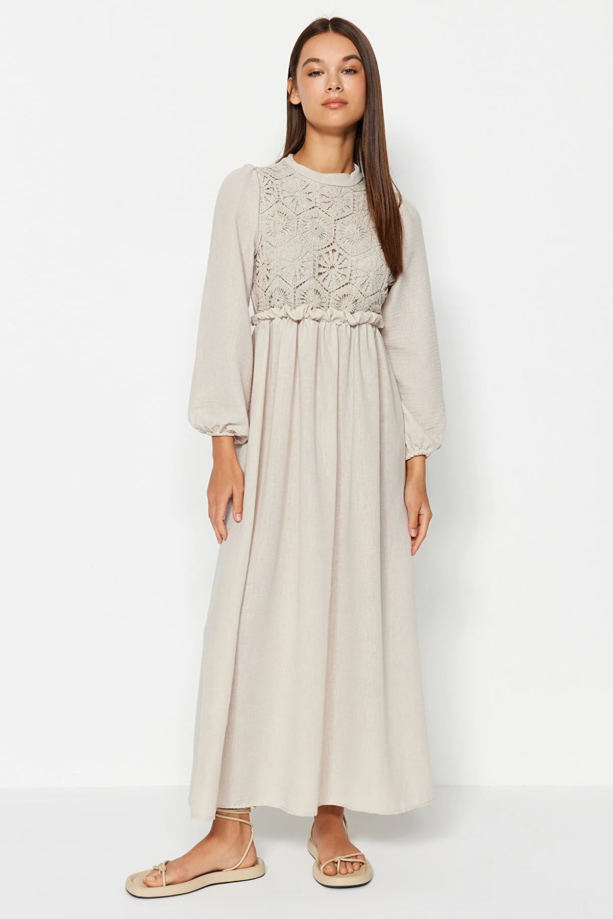 Trendyol Modest  Ecrufarbenes, gewebtes Kleid mit Guipure-Detail TCTAW24EB00110