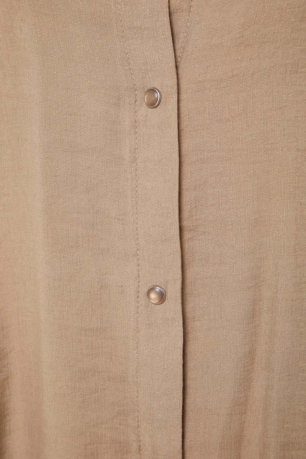 Trendyol Modest  Gewebter Nerzmantel mit Kapuze, Leinenoptik, Druckknopfverschluss, Ferace TCTSS21KF0002