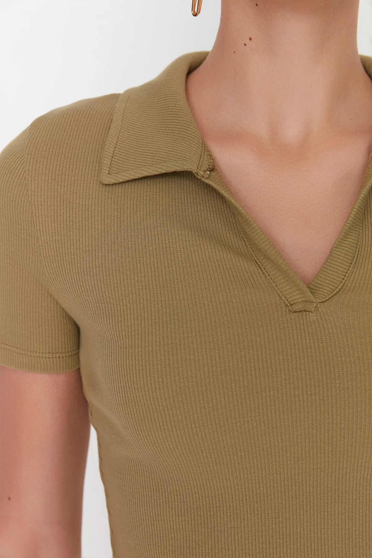 Trendyol Collection  Khakifarbene, eng anliegende, kurze, gerippte, dehnbare Strickbluse mit Polokragen TWOSS21BZ0038