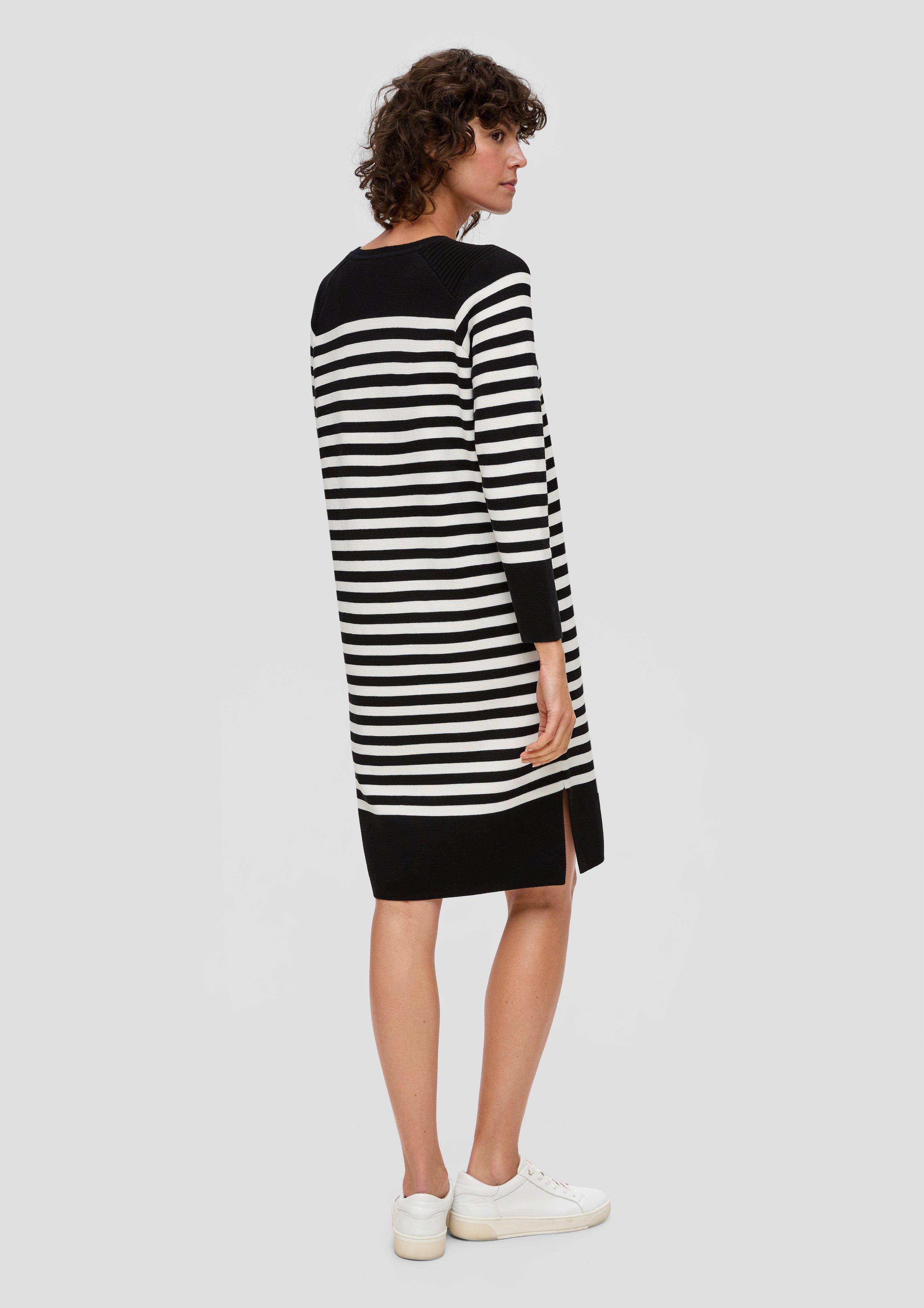 Gestreiftes Strickkleid mit Schulterknöpfen  2139921-99G5