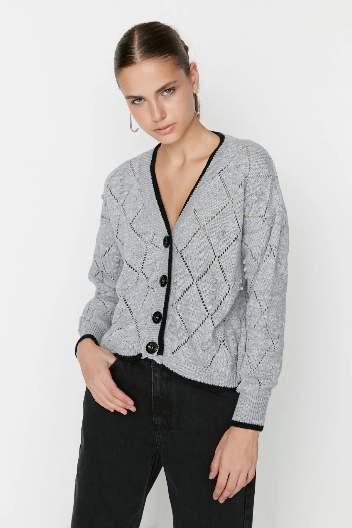 Trendyol Collection  Graue Strickjacke mit Lochmuster TWOAW22HI0290