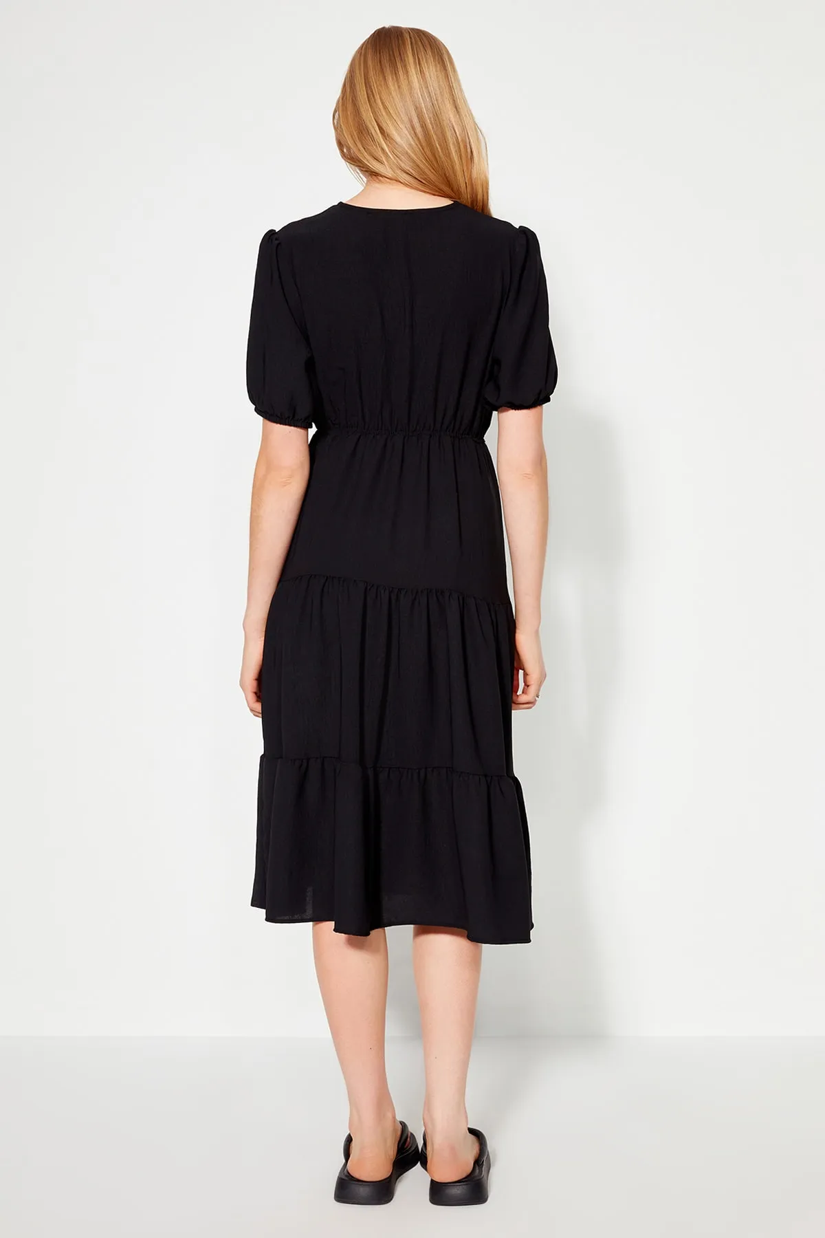 Trendyol Collection  Schwarzes, gerade geschnittenes, gewebtes Midi-Kleid mit zweireihigem Kragen und gewebtem Kragen TWOSS23EL00479