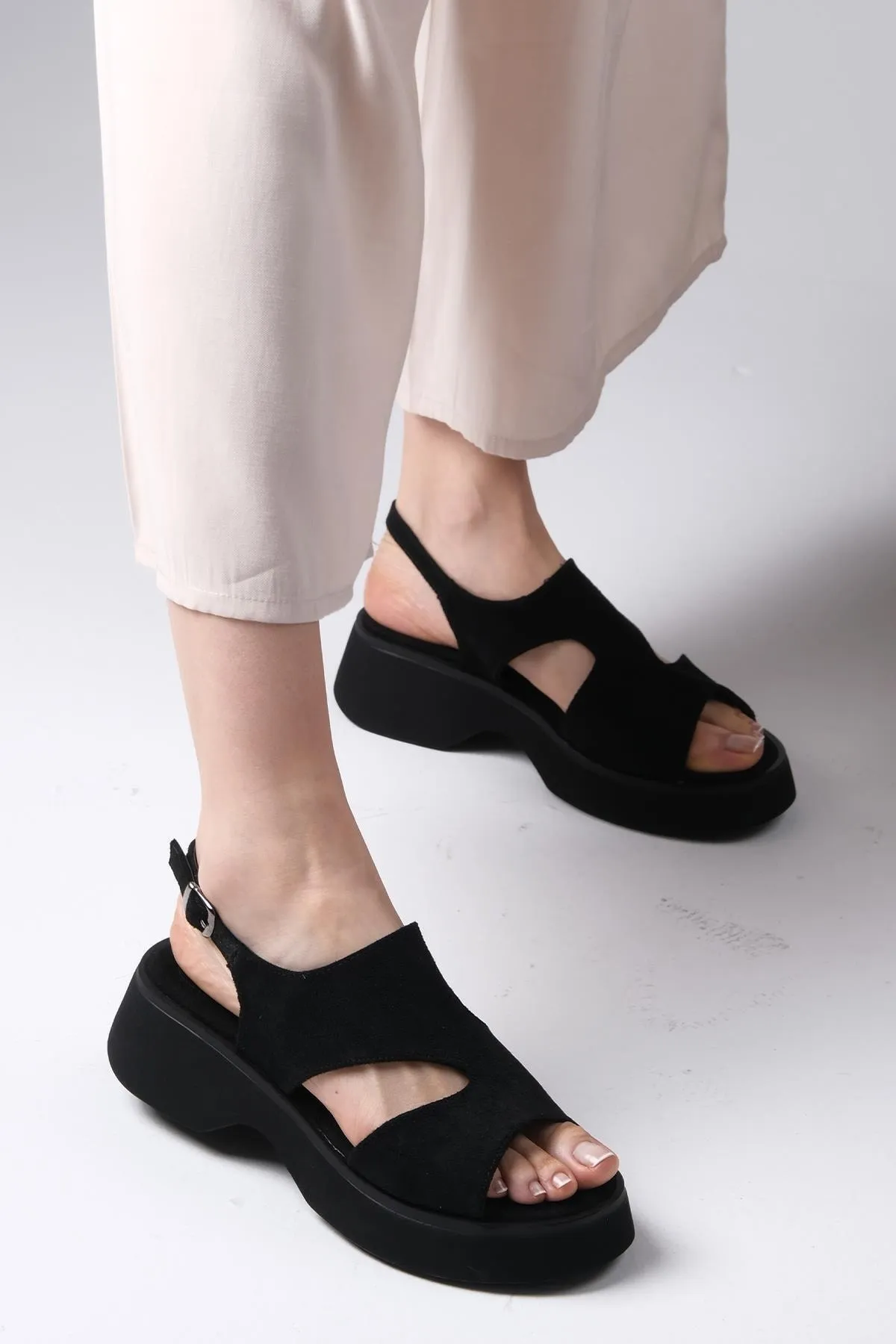Mio Gusto  Blair Damen-Sandalen mit asymmetrischem Schnitt und dicker Sohle in Schwarz