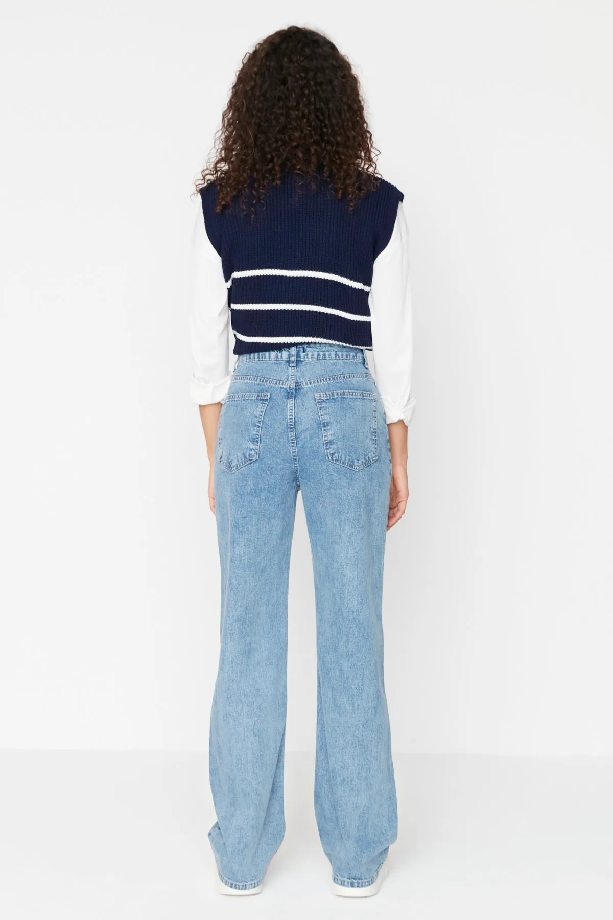 Trendyol Collection  Dunkelblaue Jeans mit hoher Taille und weitem Bein TWOAW23JE00671