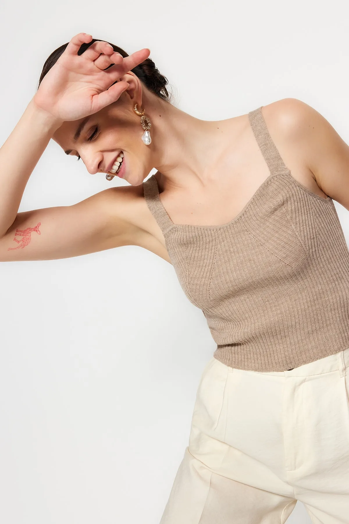 Trendyol Collection  Nerzfarbene Basic-Strickbluse mit Trägern TWOSS23BZ00805
