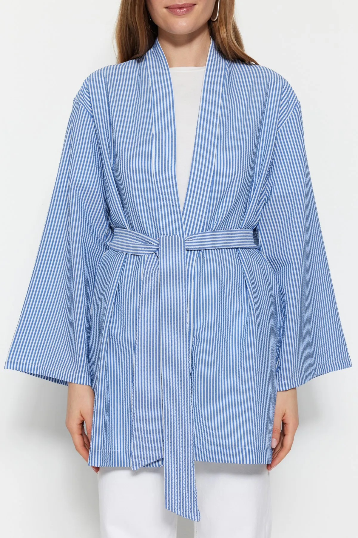 Trendyol Modest  Blauer, gewebter, gestreifter Seersucker-Kimono und -Kaftan mit Gürtel TCTSS23KK00001