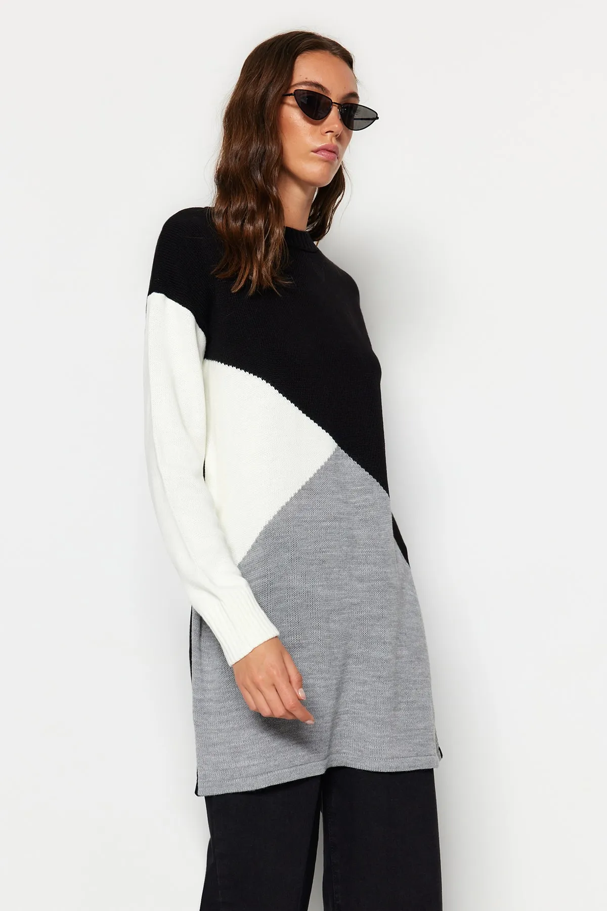 Trendyol Modest  Schwarzer Farbblock-Strickpullover TCTAW24AK00008