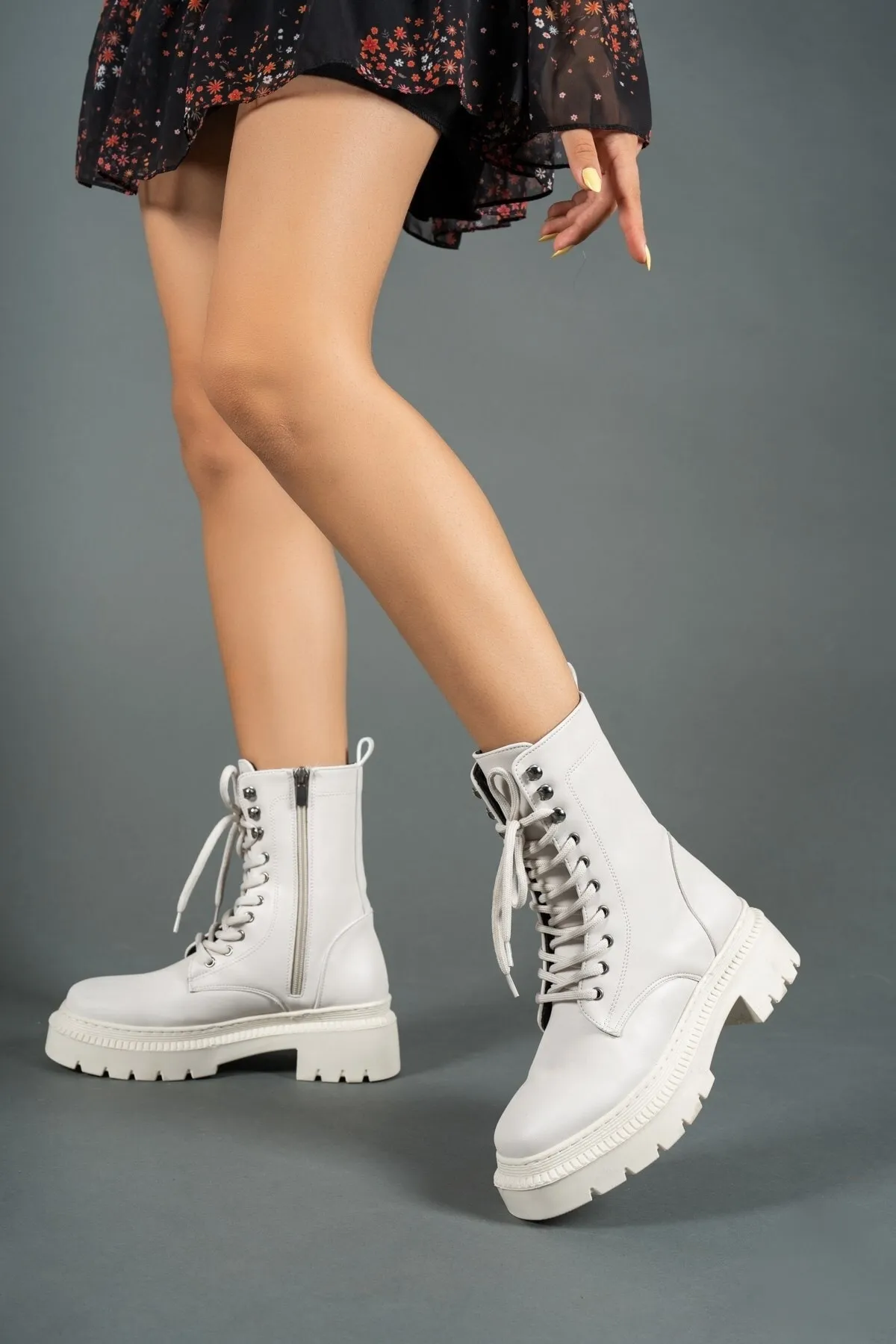 Riccon  Beigefarbene Damenstiefel mit Reißverschluss 0012299