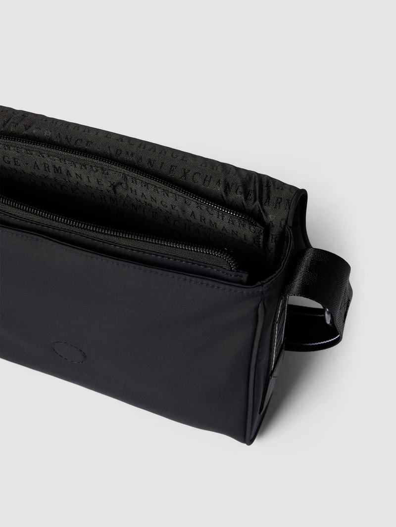 Handtasche mit Magnetverschluss und verstellbarem Schulterriemen in schwarz