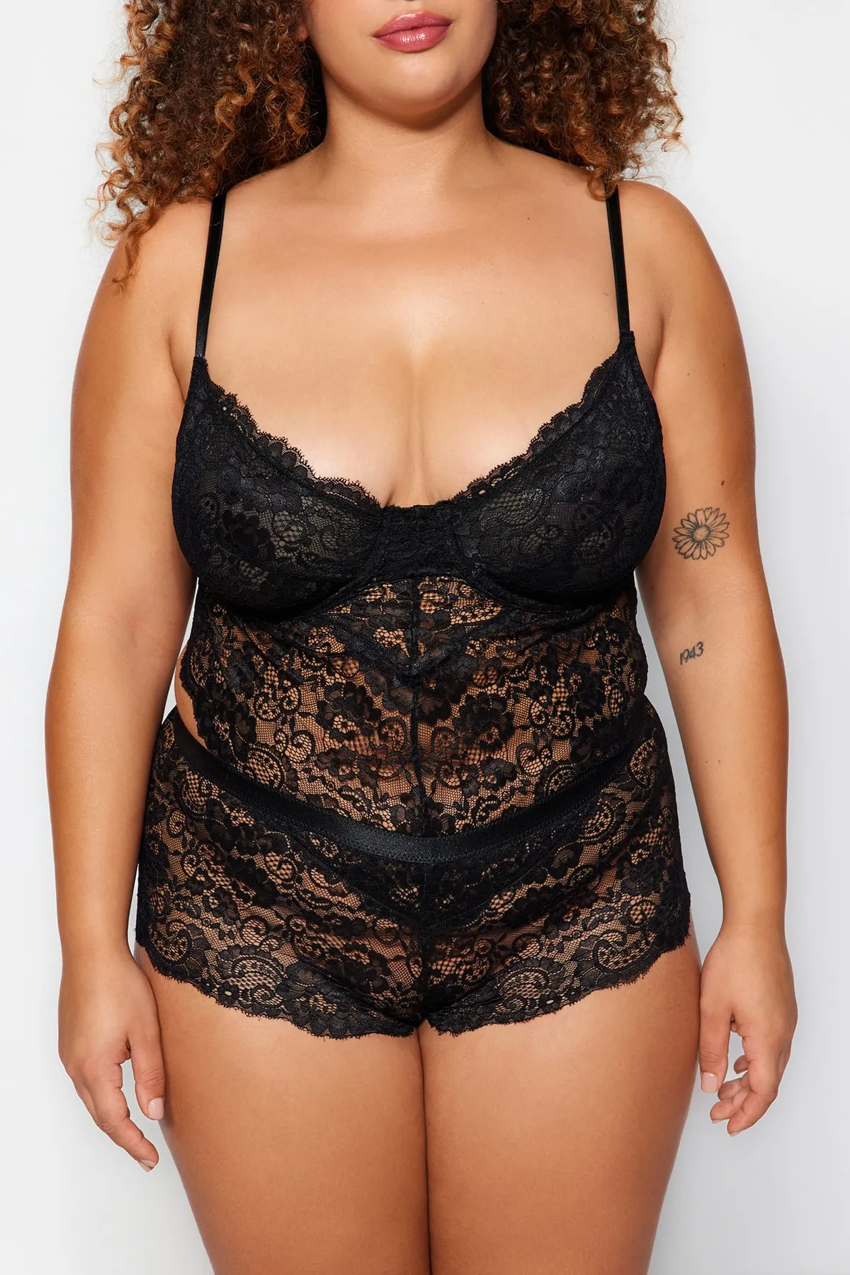 Trendyol Curve  Schwarzer Träger-Body aus Spitze in Übergröße TBBAW24CS00000
