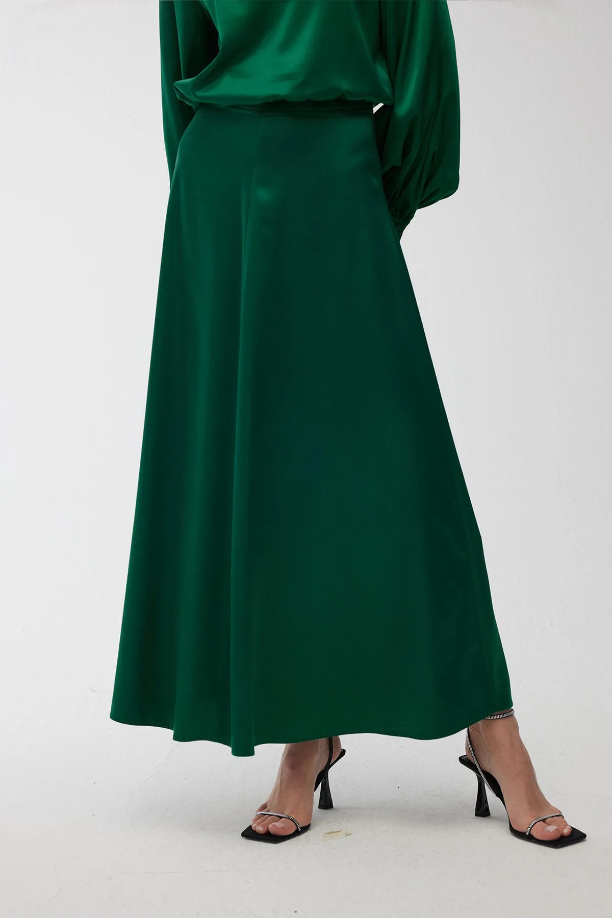 Manuka  Satin-Abendkleid, ausgestellter Rock, Smaragdgrün