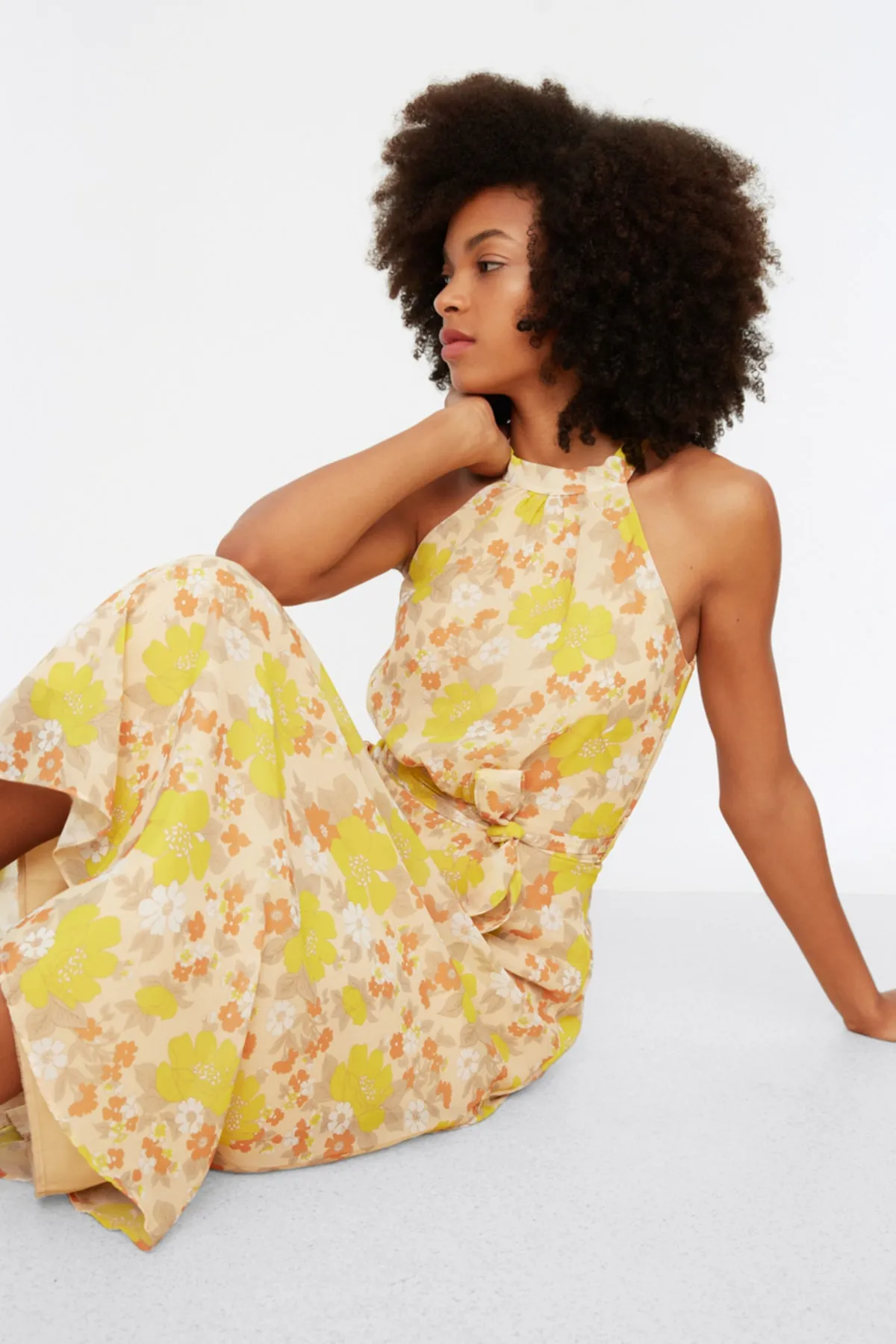 Trendyol Collection  Gelbes, ärmelloses, gewebtes Kleid in A-Linie mit Gürtel und Neckholder und Blumendruck TWOSS20EL2536