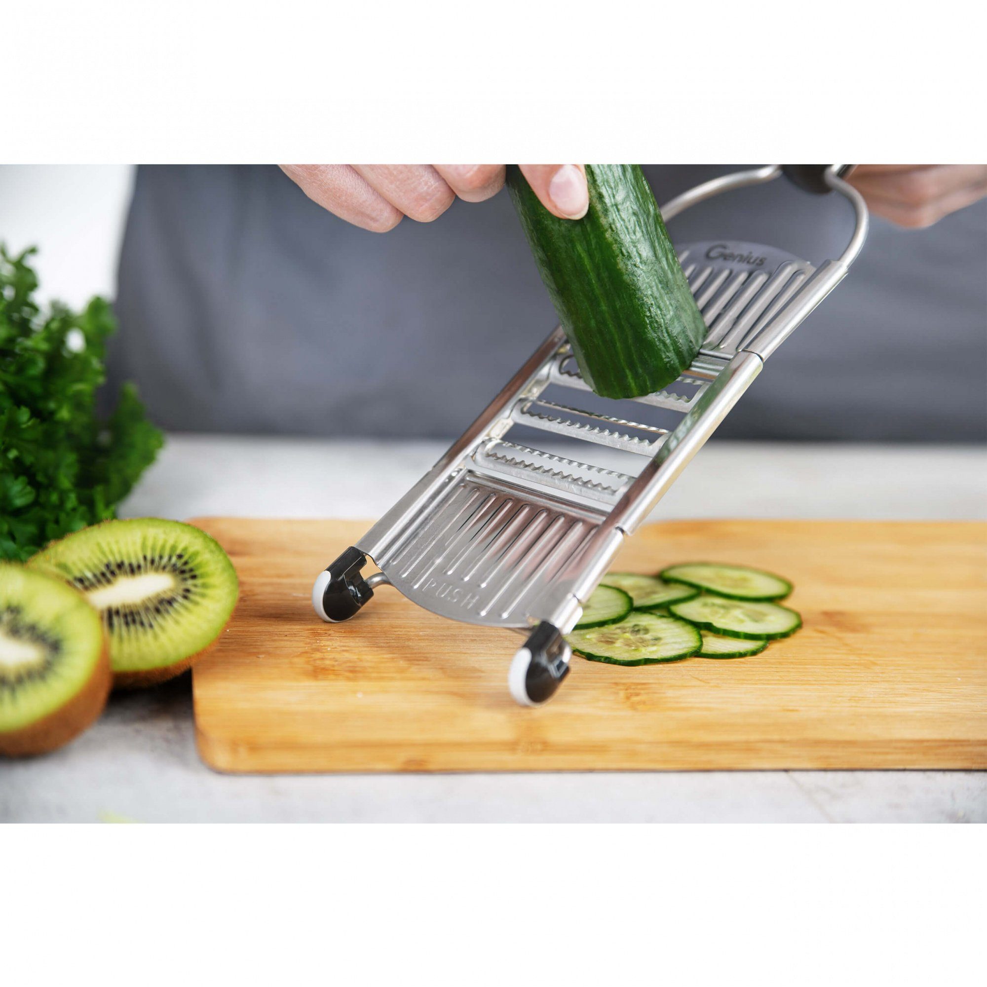 Genius Gemüseschneider Nicer Dicer Speed, 13tlg. Multihobel-Set mit V-Klinge aus Edelstahl, Kräuterroller, Aufbewahrungsbox