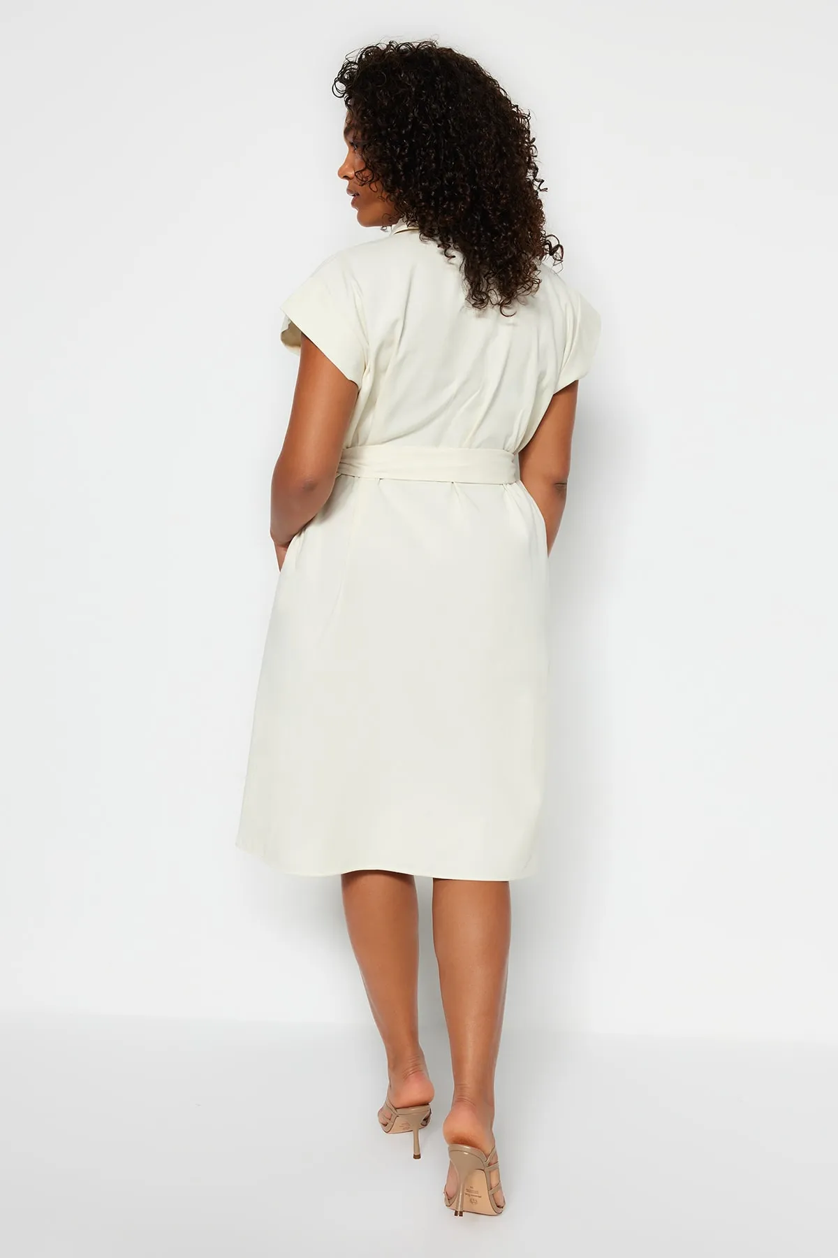 Trendyol Curve  Gewebtes Hemdblusenkleid mit Gürtel in Stein TBBSS23AH00252