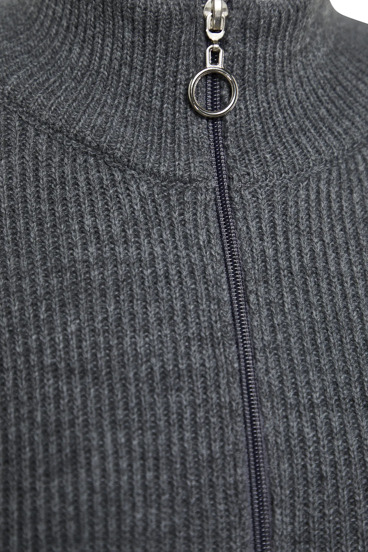 Trendyol Modest  Anthrazitfarbenes Strickkleid mit Streifen und Reißverschluss TCTAW24EB00019