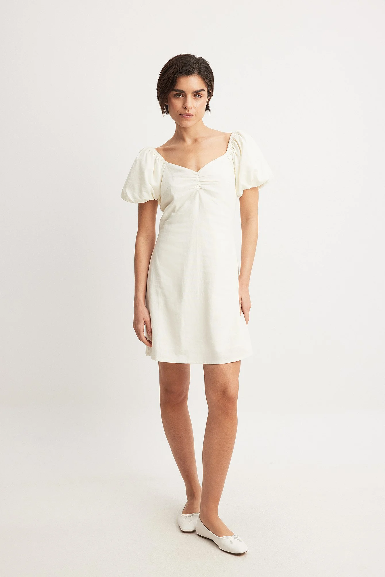 Minikleid aus Leinen-Mix mit Puffärmeln
