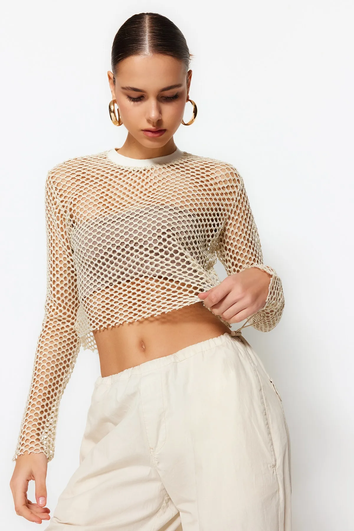 Trendyol Collection  Beigefarbene, locker geschnittene, bauchfreie Strickbluse aus Lurex-Mesh mit Rundhalsausschnitt TWOSS23BZ00523