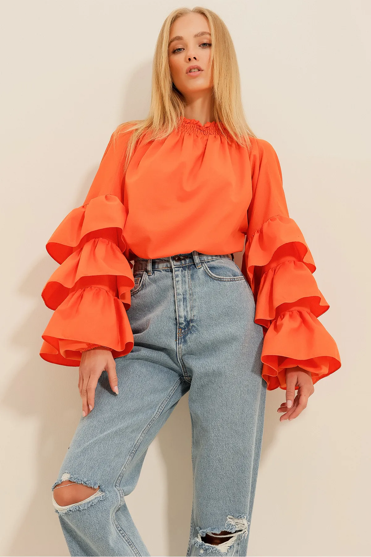 Trend Alaçatı Stili  Orangefarbene Damenbluse mit Rollkragen und Volant aus Webstoff ALC-X9762