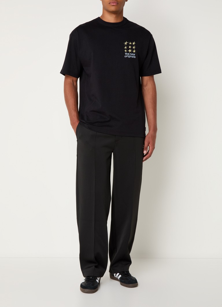 Tricou jazz original nou, cu logo brodat și imprimeu pe spate.
