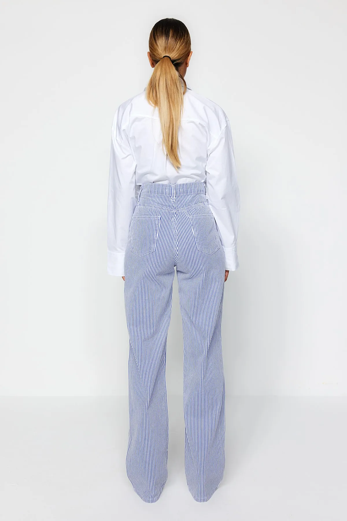 Trendyol Collection  Mehrfarbige, gestreifte Jeans mit hoher Taille und weitem Bein TWOSS23JE00246