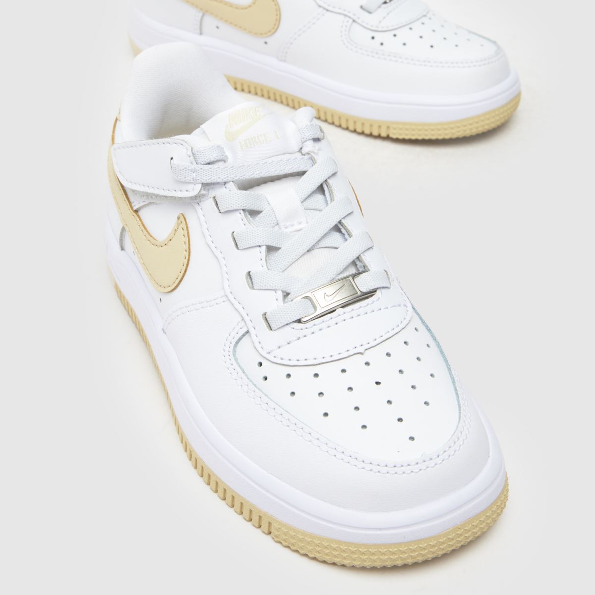 Nike Force 1 Low sneakers i vitt och beige för pojkar och juniorer