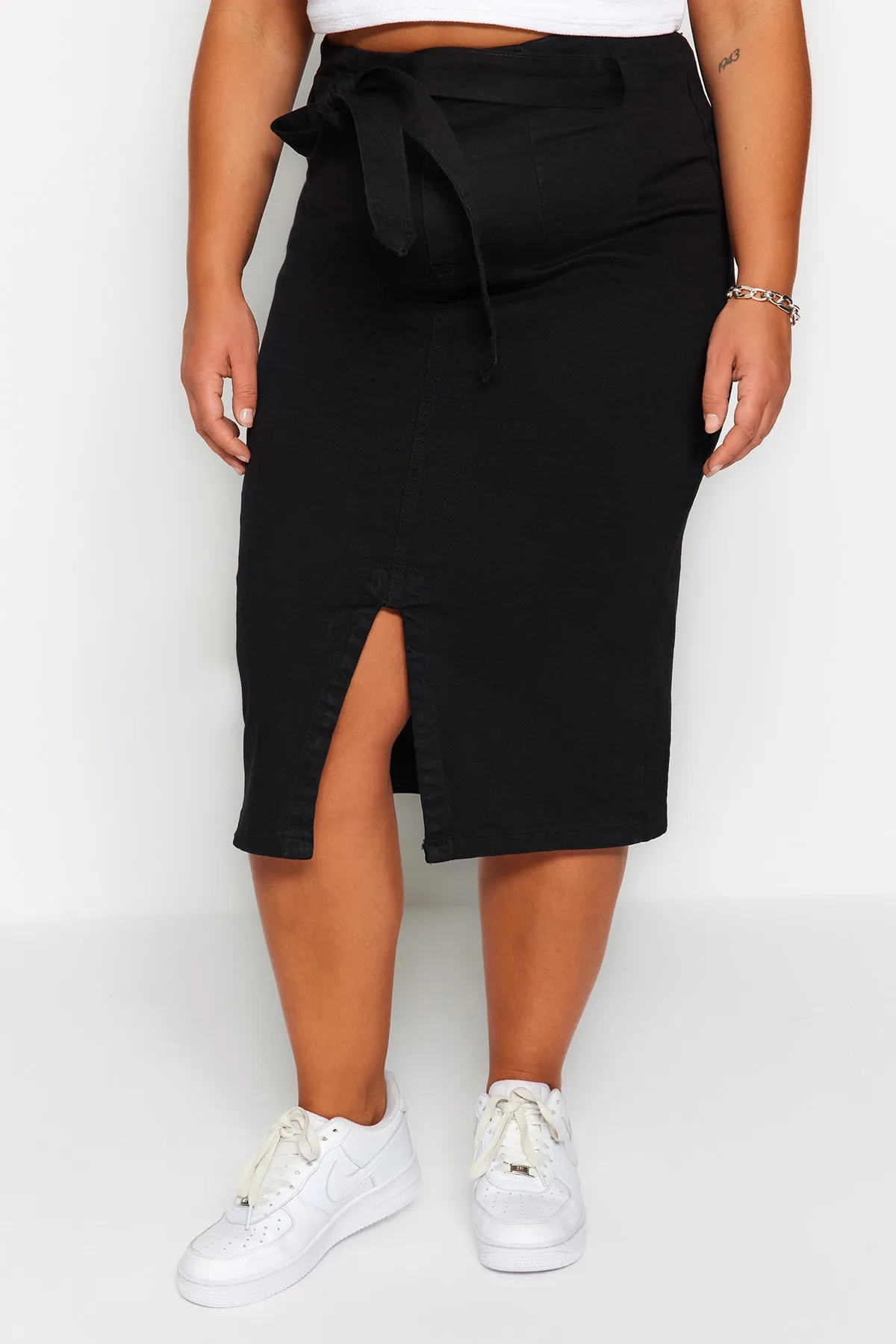 Trendyol Curve  Schwarzer, gerader Rock mit Schlitz und hohem Bund und Gürtel TBSSS23AZ00017