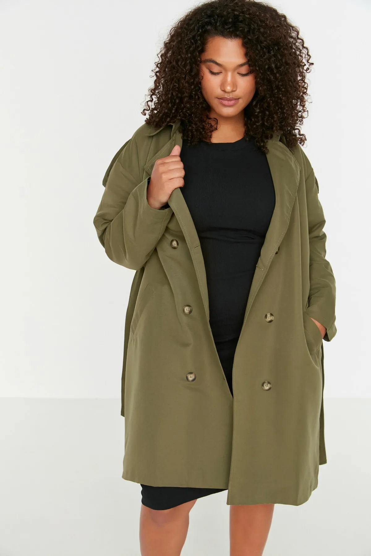 Trendyol Curve  Khakifarbener Trenchcoat mit Schulterklappen, detailliertem Jackenkragen und Gürtel, breiter Passform TBBAW23BM00001