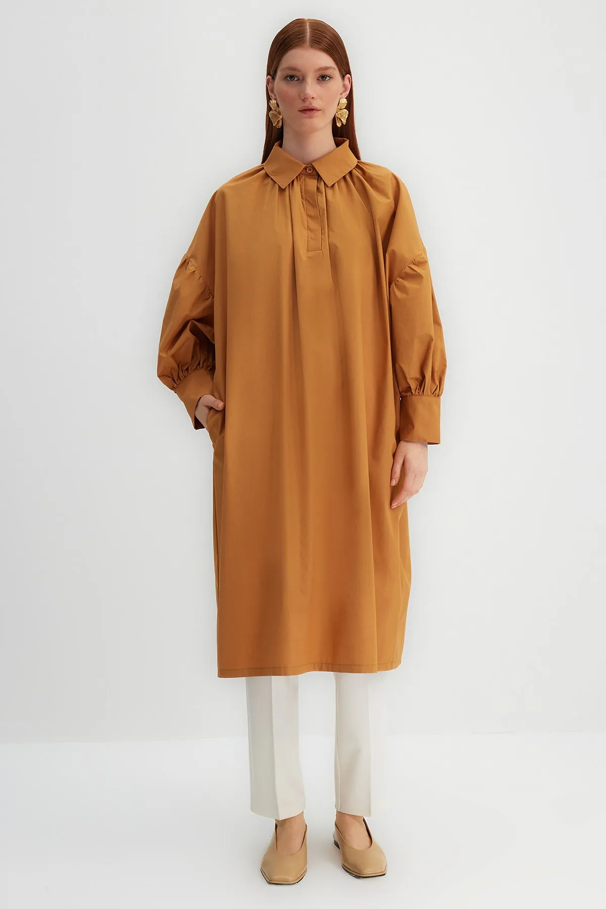 Trendyol Modest  X Kevser Sarıoglu Braune Tunika aus 100 % gewebter Popeline mit halber Knopfleiste und Kordelzug TCLSS23UK00002