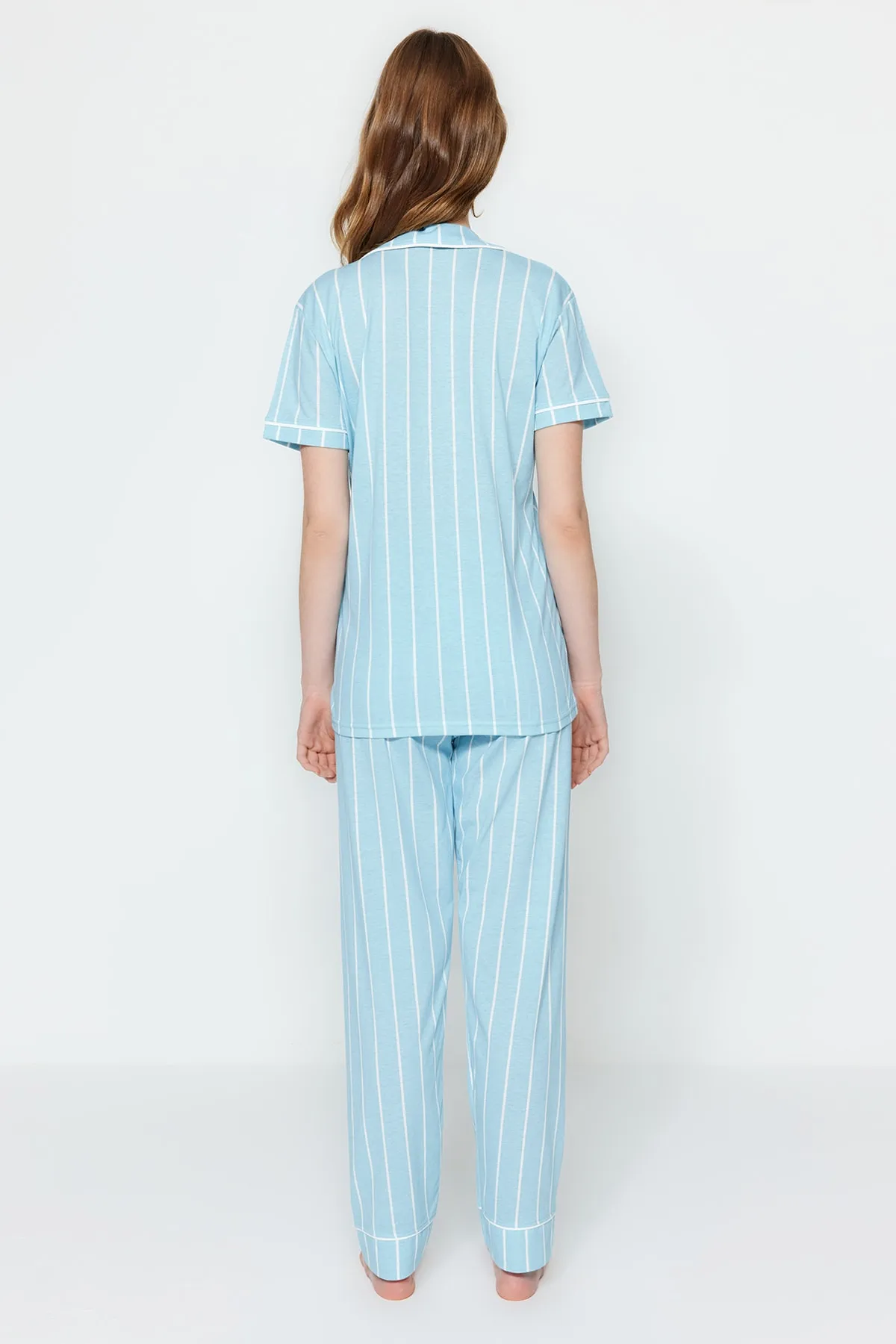 Trendyol Collection  Hellblaues Pyjama-Set aus gestrickter Baumwolle mit gestreiften Paspeln und detailliertem Schlafband THMSS21PT1225