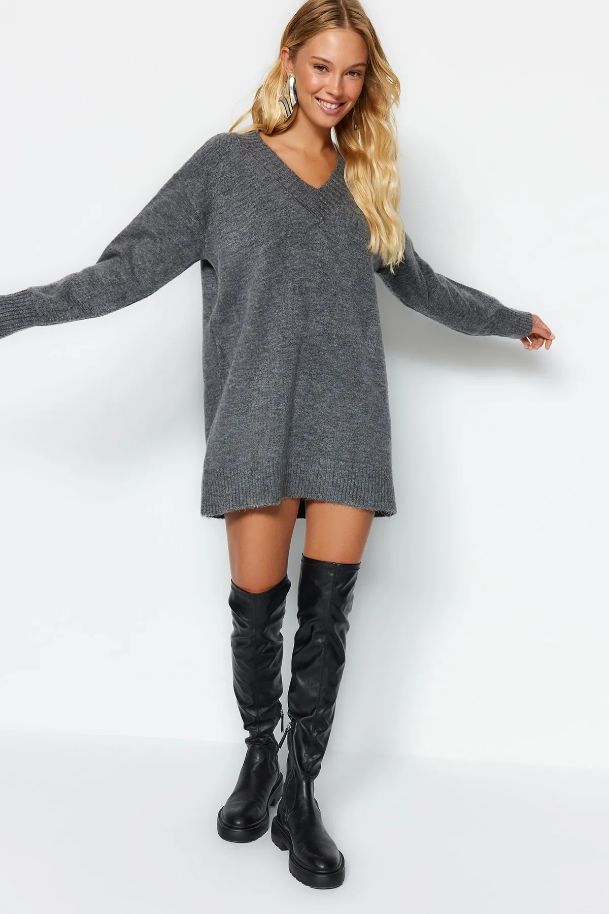 Trendyol Collection  Anthrazitfarbenes Mini-Strickkleid mit weicher Struktur und V-Ausschnitt TWOAW24EL00086