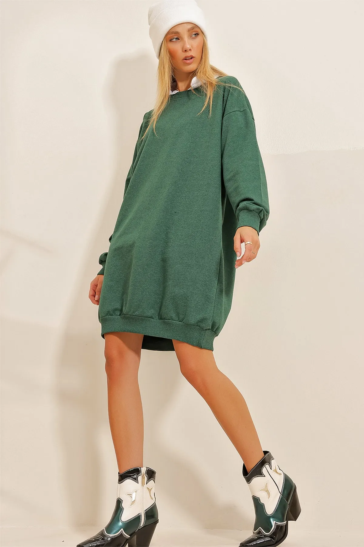Trend Alaçatı Stili  Walnussgrünes Oversize-Sweatshirtkleid mit Rundhalsausschnitt für Damen ALC-X10859