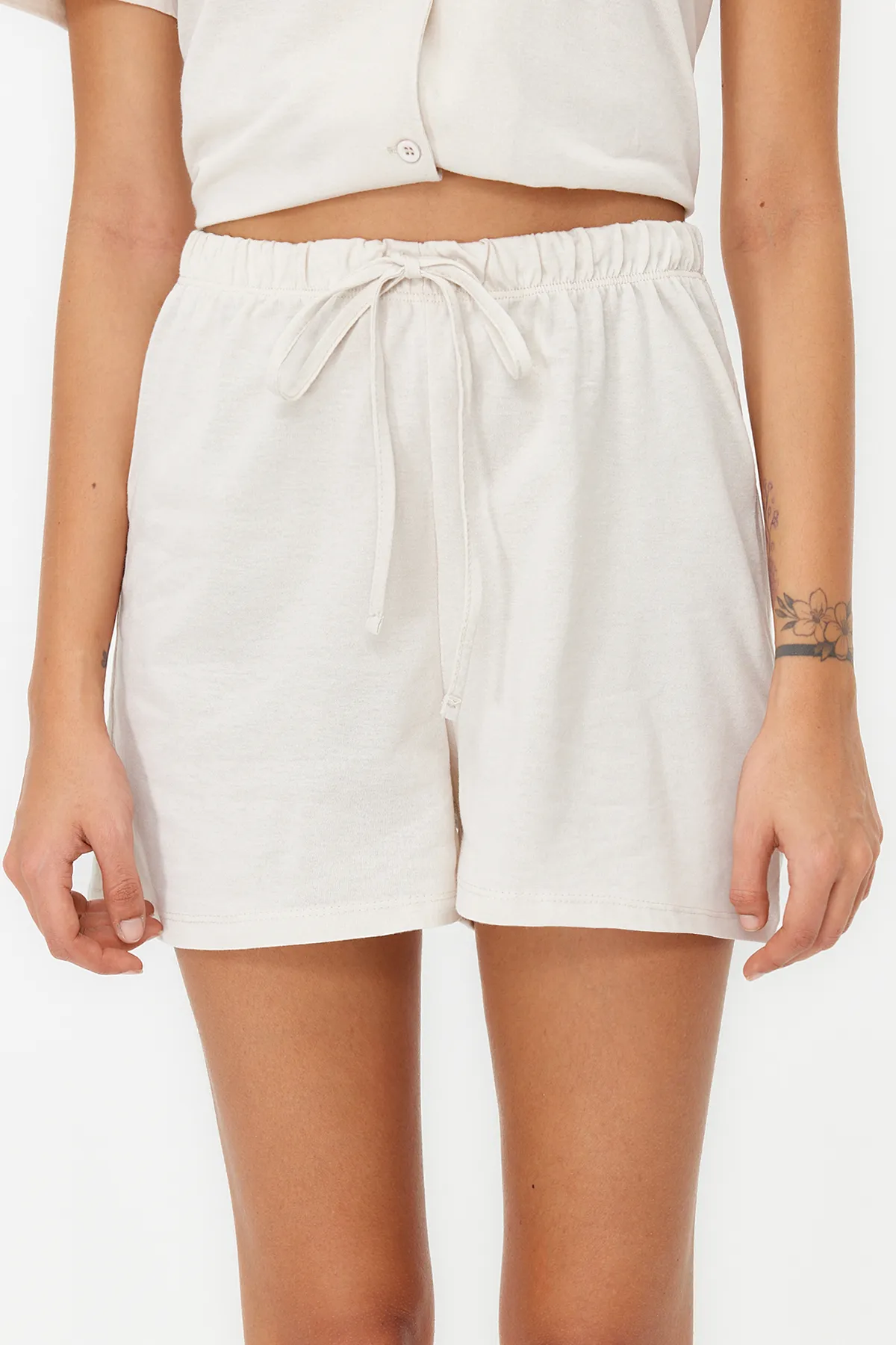 Trendyol Collection  Beiges Pyjama-Set aus Hemd und Shorts aus 100 % Baumwolle mit Teddybär-Stickerei THMSS23PT00012