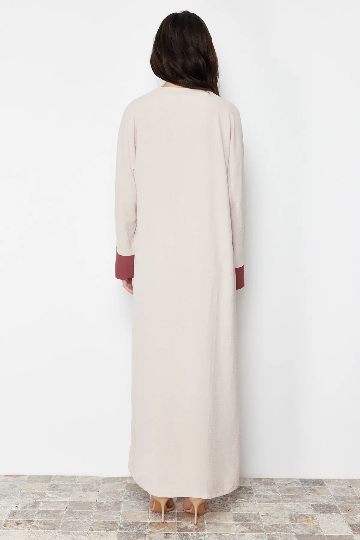 Trendyol Modest  Steinfarbenes Aerobin Ferace Abaya & Kleid, 2-teiliges gewebtes Set TCTSS24US00033