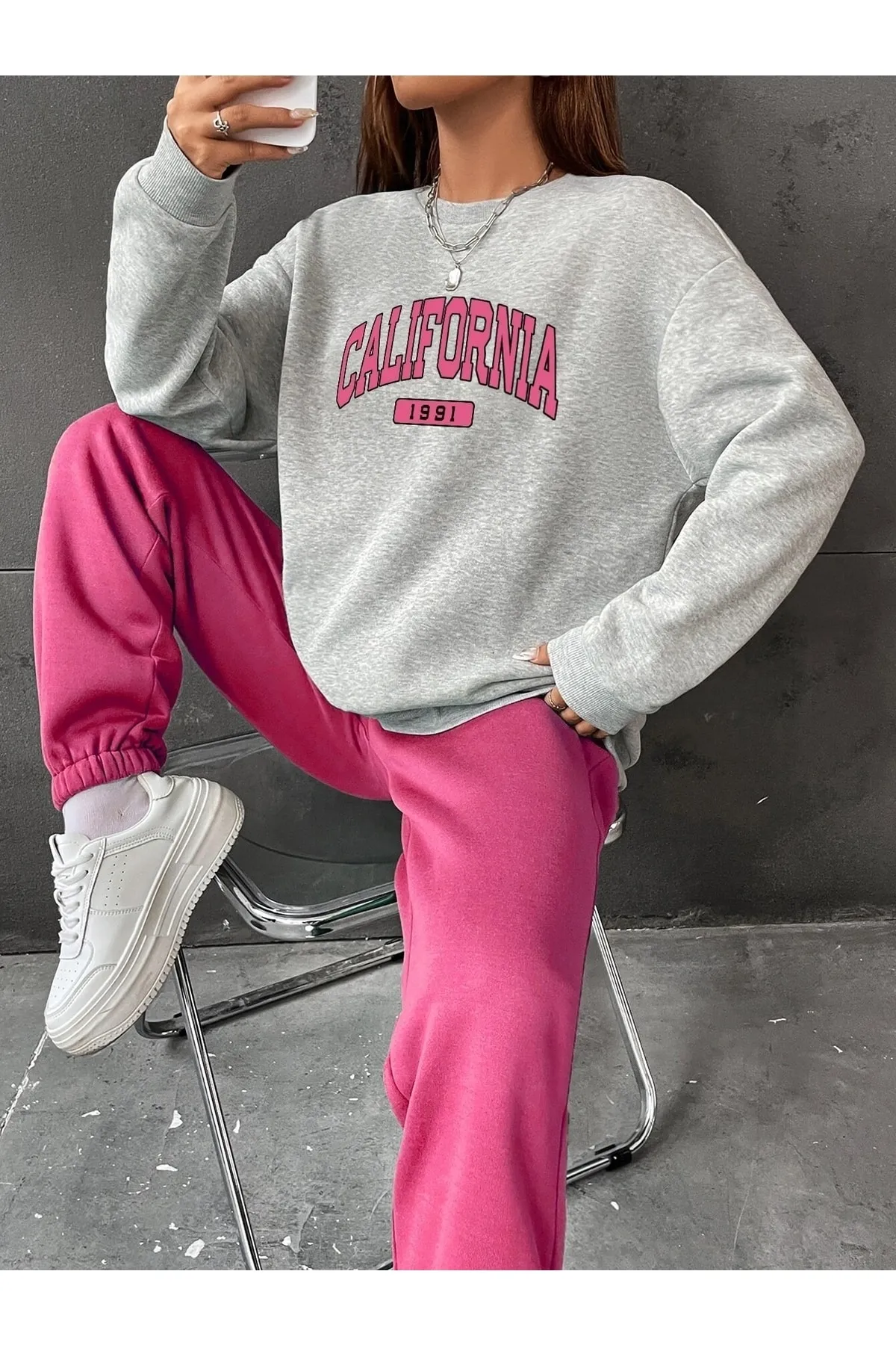 Know  Grau-rosafarbener „California 1991“-Trainingsanzug mit Übergröße für Damen